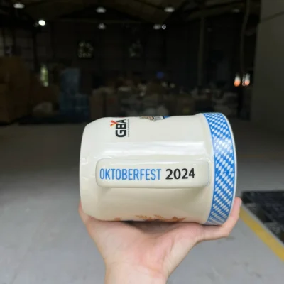 Ảnh thật ca được xoay ngang để nhìn chữ OKTOBERFEST 2024 trên quai