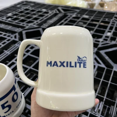Ảnh thật nguồn ca men kem quai trái có logo Dulux và chữ MAXILITE màu xanh