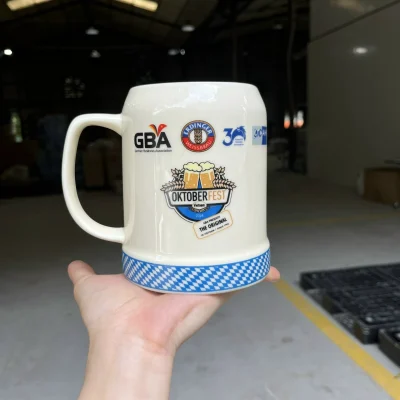 Ảnh nguồn ca men kem có GBA, ERDINGER, Oktoberfest Vietnam 2024 và ô xanh trắng quanh chân