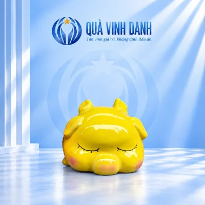 Heo đất cánh tiên màu vàng, mắt nhắm và má hồng trên nền Quà Vinh Danh