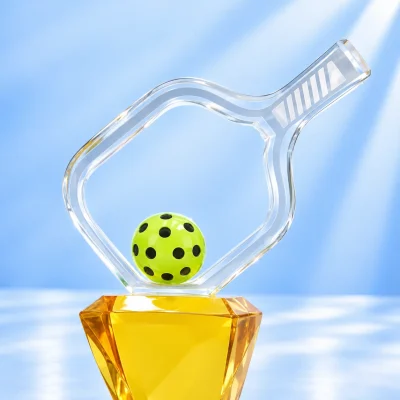 Chi tiết hình vợt trong suốt và quả bóng xanh trên đỉnh cúp Pickleball