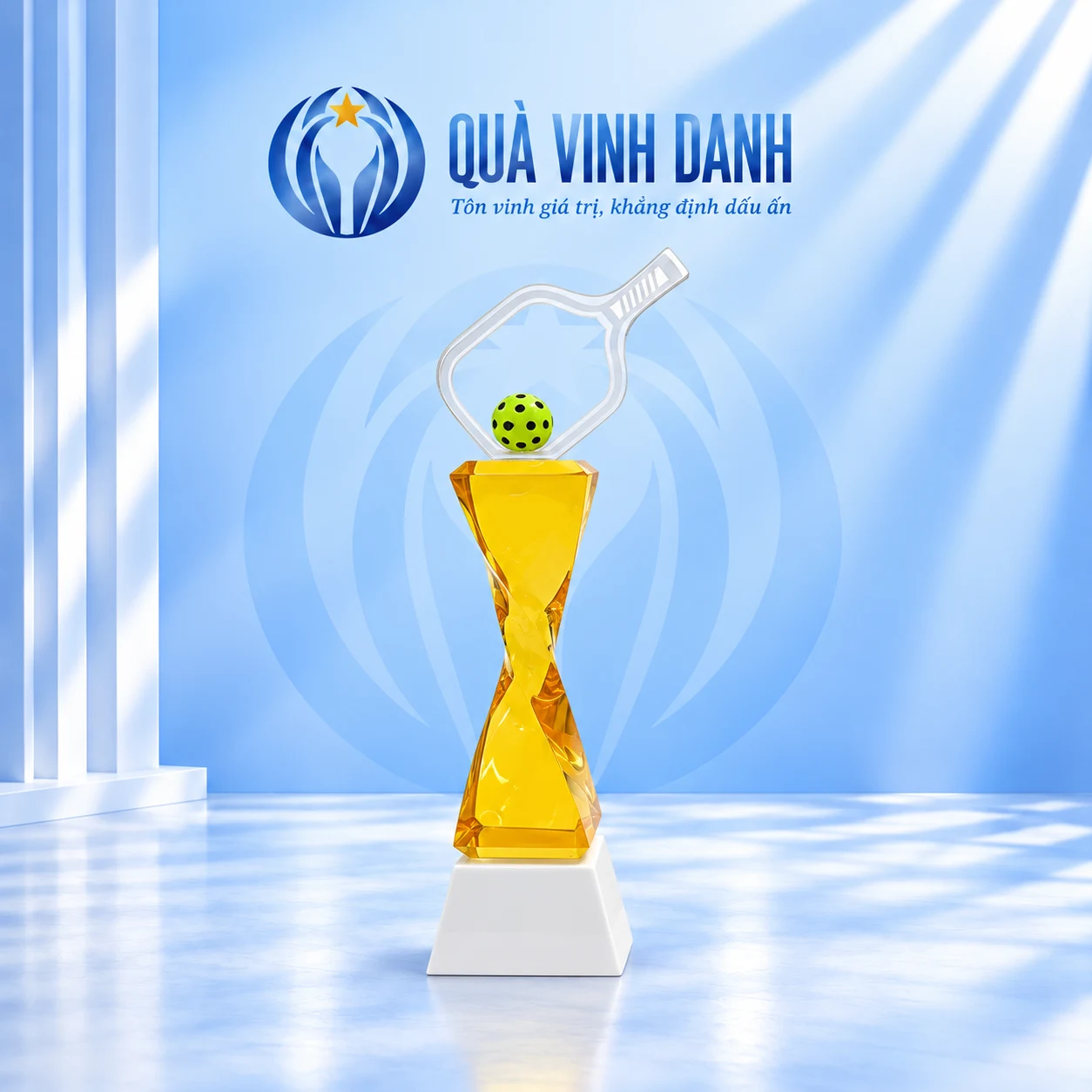 Cúp pha lê Pickleball thân vàng, đỉnh hình vợt và bóng xanh trên đế trắng