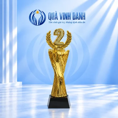 Cúp trao giải số 2 màu vàng thân xoắn trên đế đen của mẫu 01