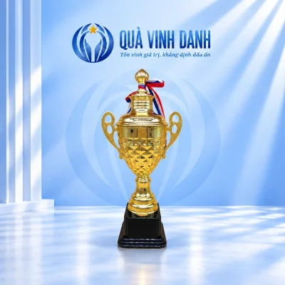 Cúp thể thao 1509A hai quai, bầu nhiều ô nổi màu vàng và đế đen