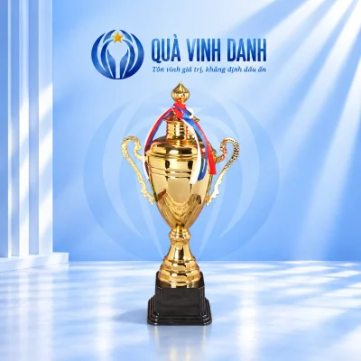 Cúp thể thao 1511A bầu thuôn dài, nắp cao và quai hẹp trên nền Quà Vinh Danh