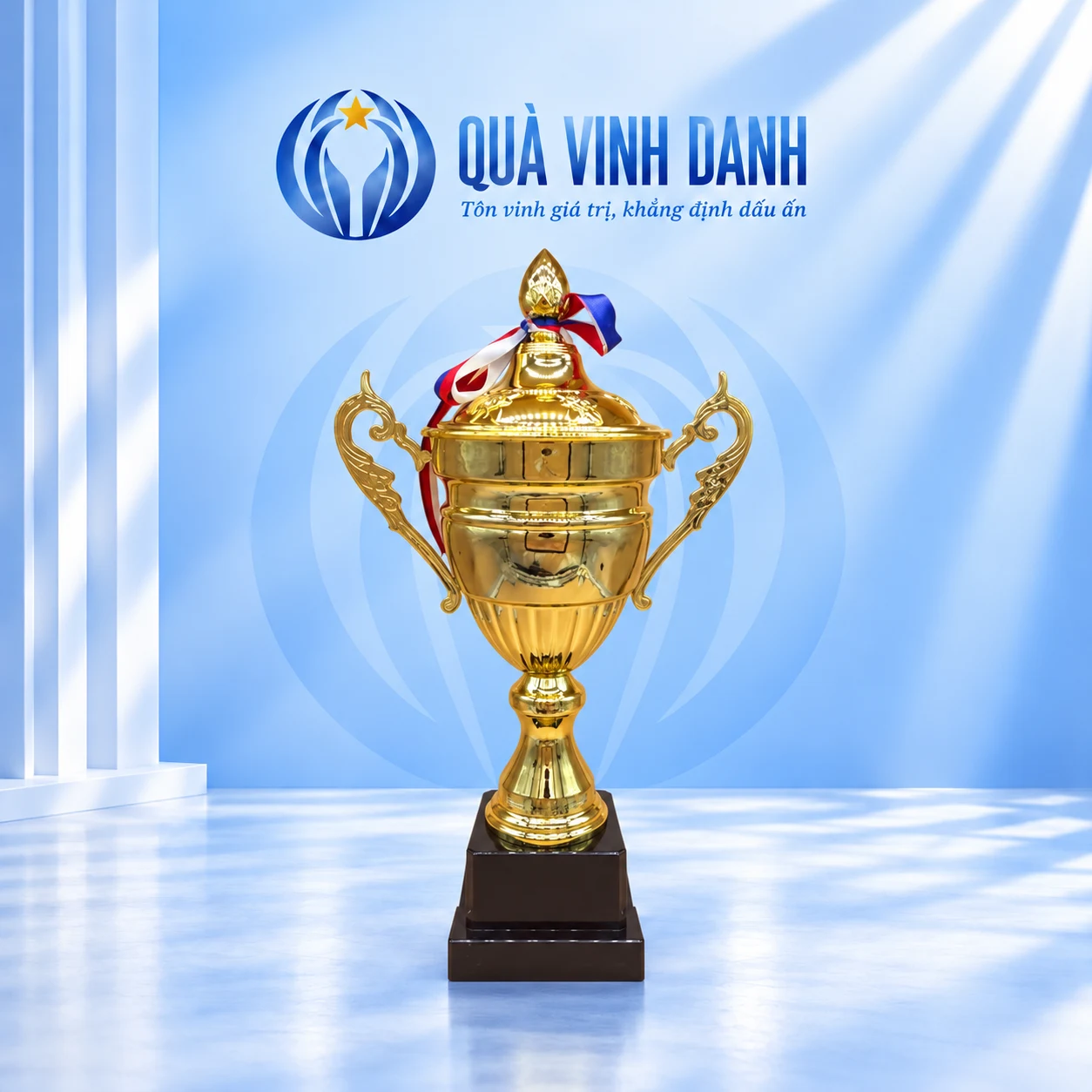 Cúp thể thao 2023A nắp nhọn, hai quai dài và đế sẫm trên nền xanh