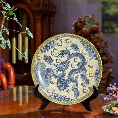 Ảnh chụp nguồn đĩa bọc đồng mặt rồng và mây trên bàn gỗ, khác mặt cá chép đại diện