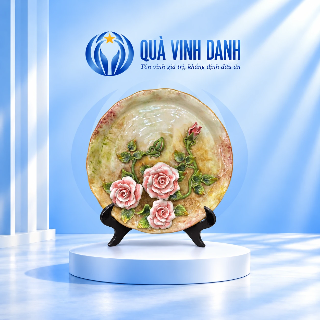 Đĩa biểu trưng đắp nổi hoa hồng 30 cm với đế gỗ đen trên bục trắng trong nền Quà Vinh Danh