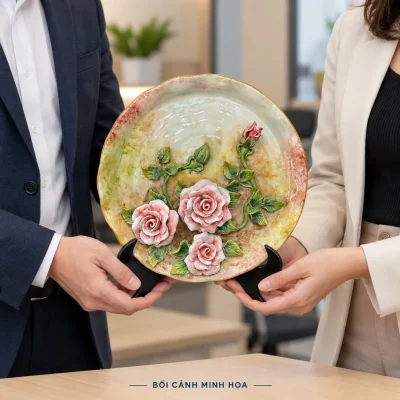 Bối cảnh minh họa hai đồng nghiệp trao đĩa đắp nổi hoa hồng với đế đen, giữ nguyên họa tiết nguồn
