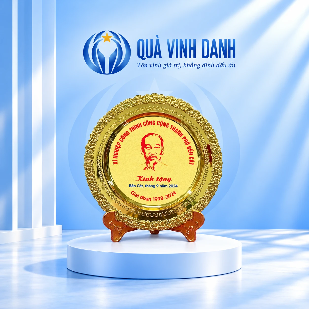 Đĩa biểu trưng kim loại mạ vàng 20,5 cm trên nền Quà Vinh Danh, giữ tên đơn vị Bến Cát, chân dung và giai đoạn 1998–2024