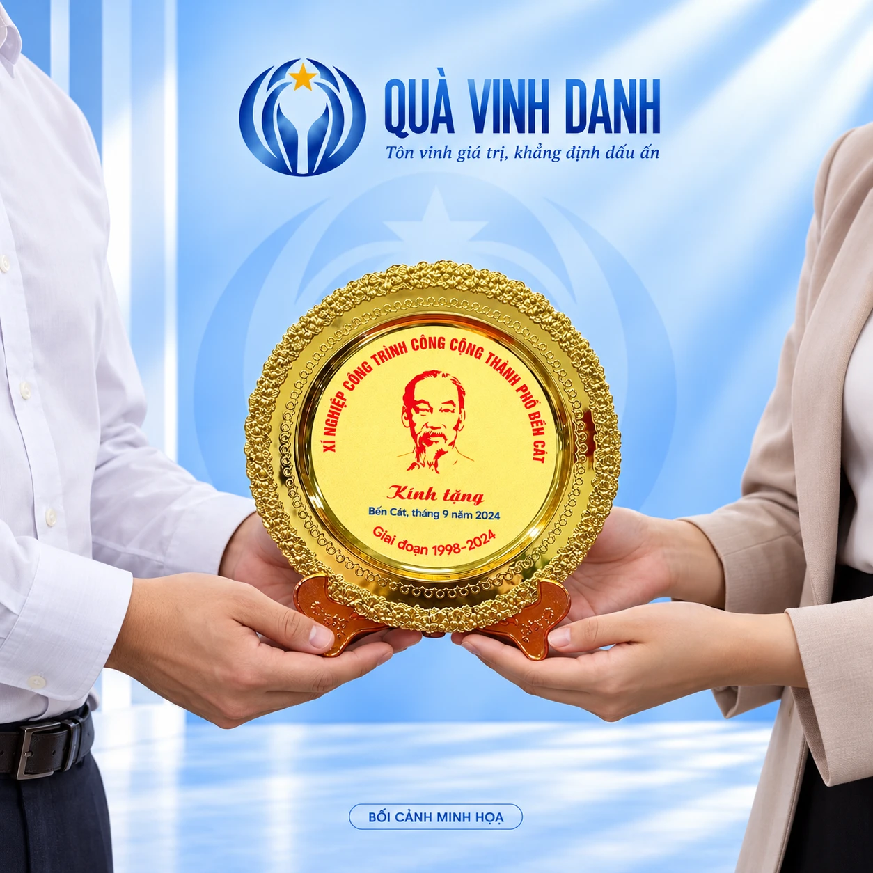 Bối cảnh minh họa trao đĩa kim loại mạ vàng, giữ nội dung Bến Cát, ngày tháng và giai đoạn 1998–2024 trên mẫu nguồn