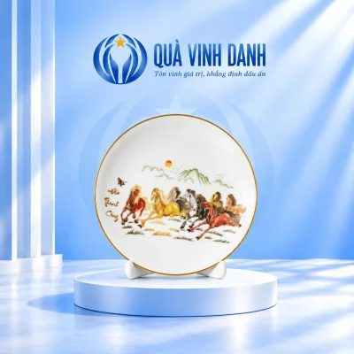 Đĩa biểu trưng Mã đáo thành công 20 cm trên đế sứ trắng và bục Quà Vinh Danh, giữ nguyên tranh bát mã và chữ nguồn