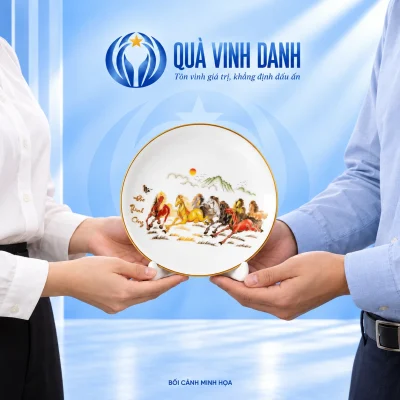 Bối cảnh minh họa hai người trao đĩa Mã đáo thành công cùng đế sứ, giữ nguyên tranh bát mã và chữ