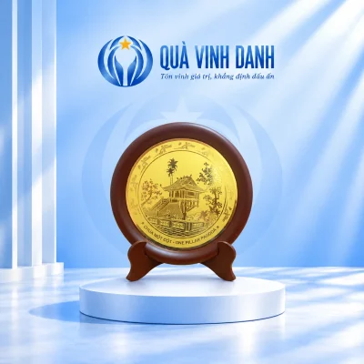 Đĩa biểu trưng mặt đồng 23 cm khung nâu có hình và chữ Chùa Một Cột trên bục Quà Vinh Danh