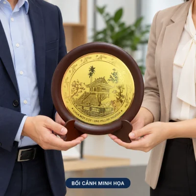 Bối cảnh minh họa trao đĩa mặt đồng khung nâu có hình và tên Chùa Một Cột được giữ theo nguồn