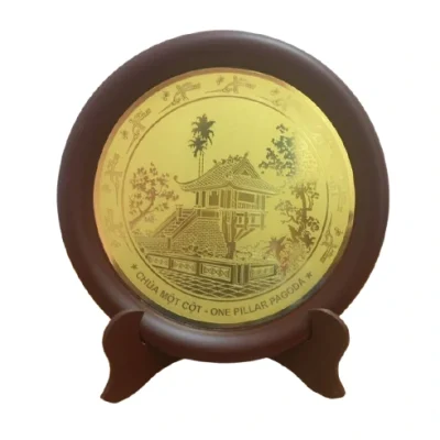 Ảnh nguồn nguyên bản đĩa khung nâu có cảnh Chùa Một Cột và dòng CHÙA MỘT CỘT - ONE PILLAR PAGODA