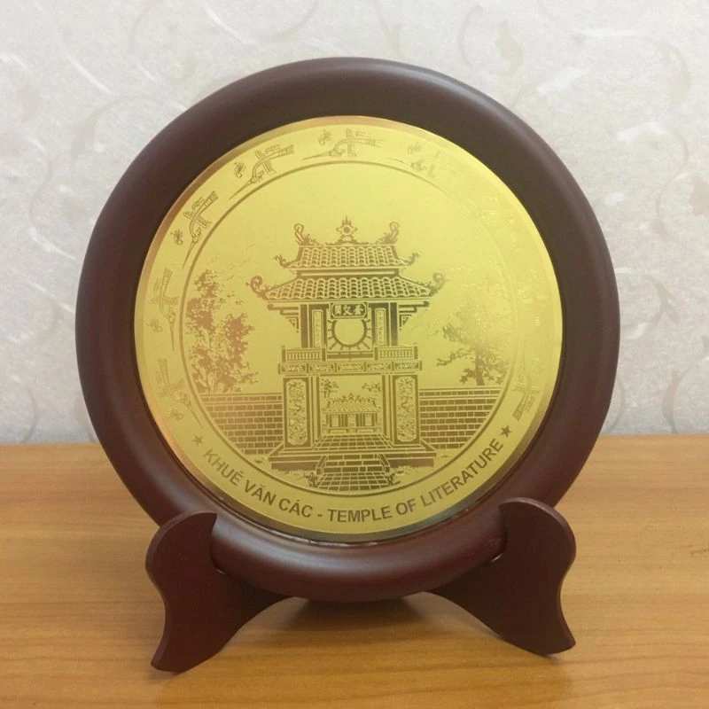 Ảnh chụp nguồn đĩa mặt Khuê Văn Các, giữ nguyên hình kiến trúc và dòng tên trên mặt vàng khung nâu