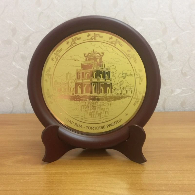 Ảnh chụp nguồn đĩa mặt Tháp Rùa với khung nâu và tên Việt–Anh giữ nguyên trên mặt vàng