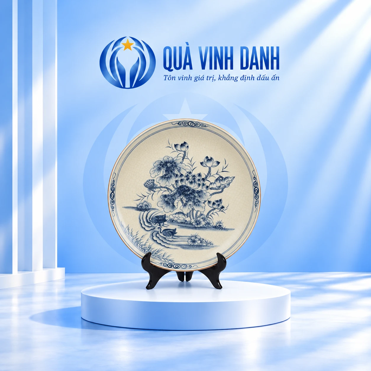 Đĩa biểu trưng men rạn mặt hoa lá xanh trên nền ngà và đế gỗ đen, đặt trong bối cảnh Quà Vinh Danh
