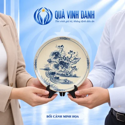 Bối cảnh minh họa trao đĩa men rạn mặt hoa lá cùng đế gỗ đen, giữ nguyên tranh nguồn