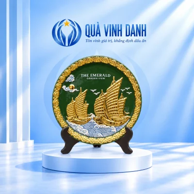 Đĩa thuyền buồm dát vàng 28 cm nền xanh với chữ THE EMERALD GARDEN VIEW giữ nguyên trên bục Quà Vinh Danh