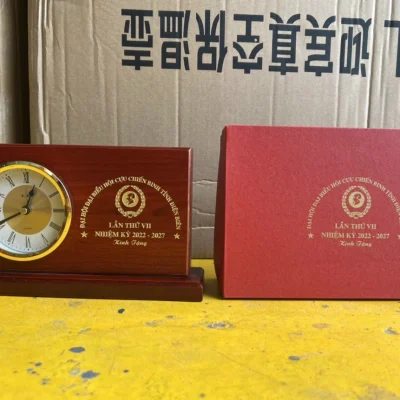 Ảnh chụp nguồn đồng hồ gỗ 02 và hộp đỏ, giữ huy hiệu, Hội Cựu chiến binh tỉnh Điện Biên, lần thứ VII, nhiệm kỳ 2022–2027 và Kính Tặng