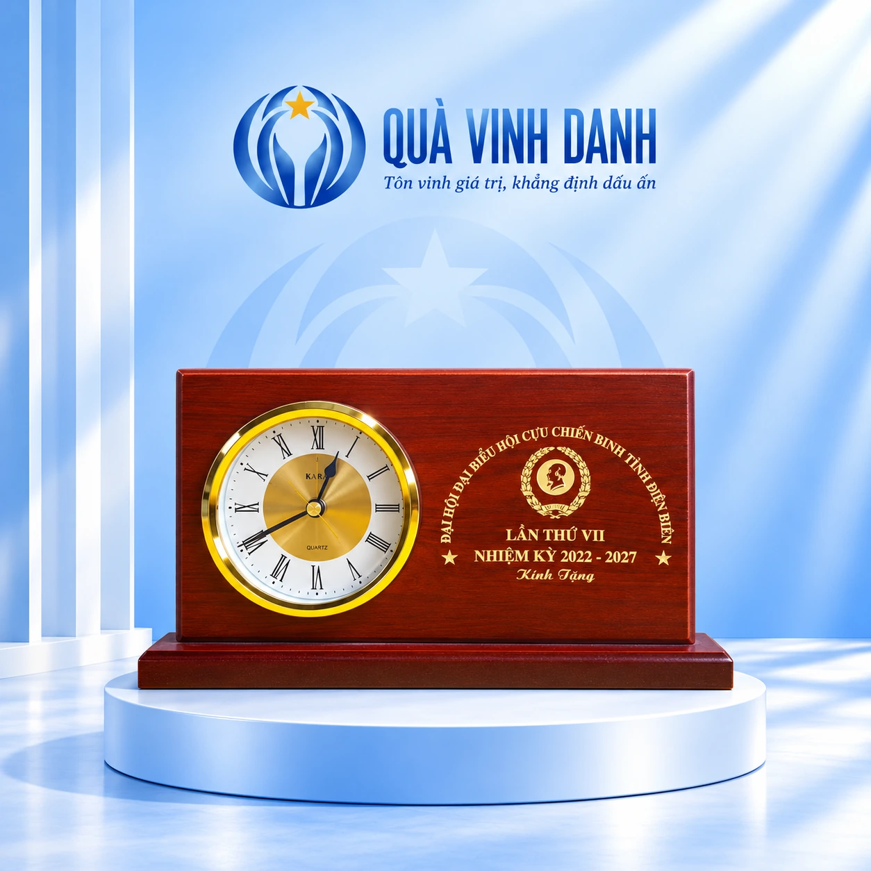 Minh họa đồng hồ gỗ 02 dáng bảng ngang trên bục Quà Vinh Danh, giữ Hội Cựu chiến binh tỉnh Điện Biên, lần VII, nhiệm kỳ 2022–2027 và Kính Tặng