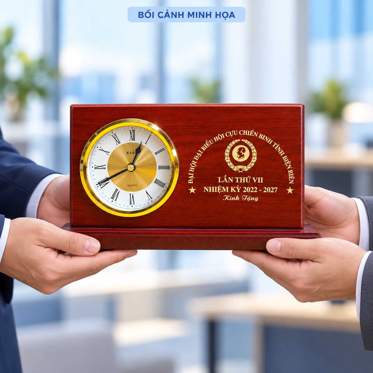 Bối cảnh minh họa trao đồng hồ gỗ 02 dáng bảng ngang, giữ tên Điện Biên, huy hiệu, nhiệm kỳ 2022–2027 và Kính Tặng