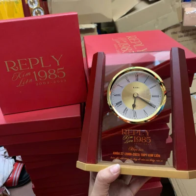 Ảnh chụp nguồn đồng hồ gỗ 05 với REPLY Kim Liên 1985, lời tri ân thầy cô và các hộp đỏ giữ nguyên chữ