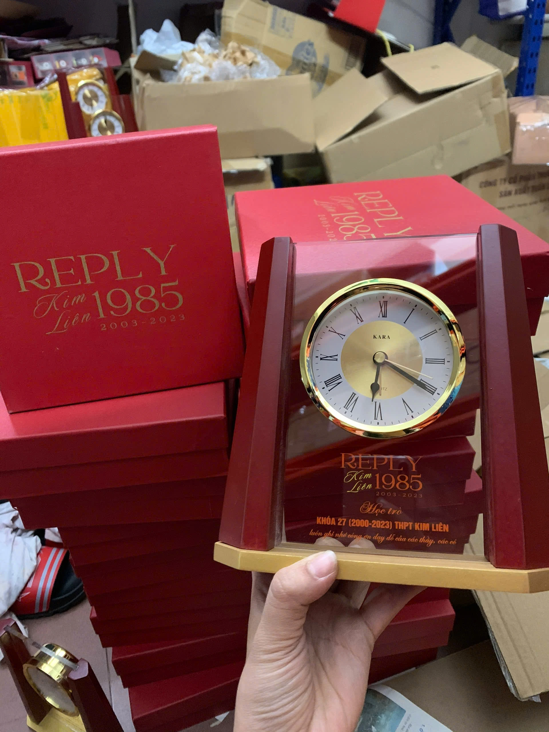 Ảnh chụp nguồn đồng hồ gỗ 05 với REPLY Kim Liên 1985, lời tri ân thầy cô và các hộp đỏ giữ nguyên chữ
