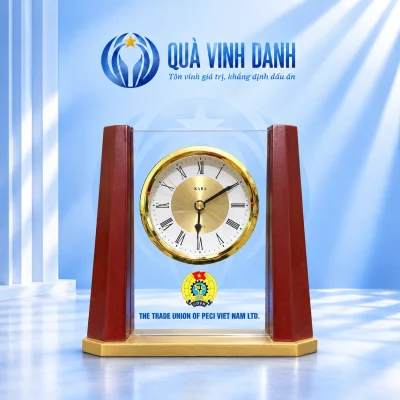 Minh họa đồng hồ gỗ 05 hai trụ nâu đỏ trên nền Quà Vinh Danh không bục, giữ biểu trưng công đoàn và tên PECI