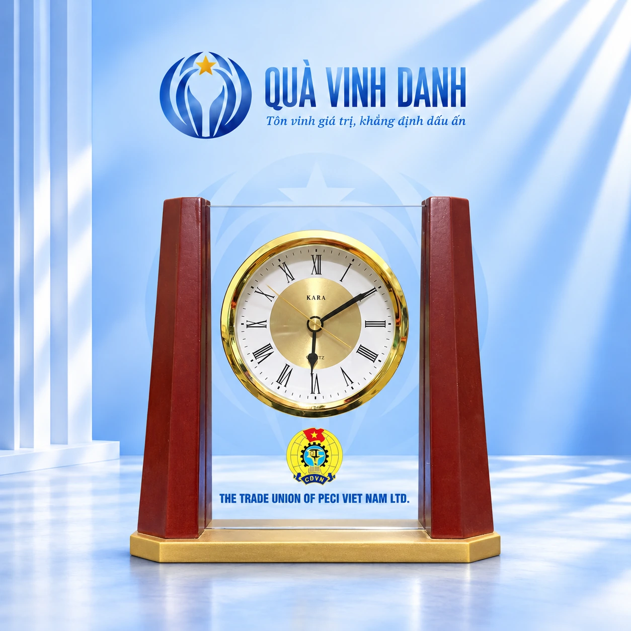 Minh họa đồng hồ gỗ 05 hai trụ nâu đỏ trên nền Quà Vinh Danh không bục, giữ biểu trưng công đoàn và tên PECI