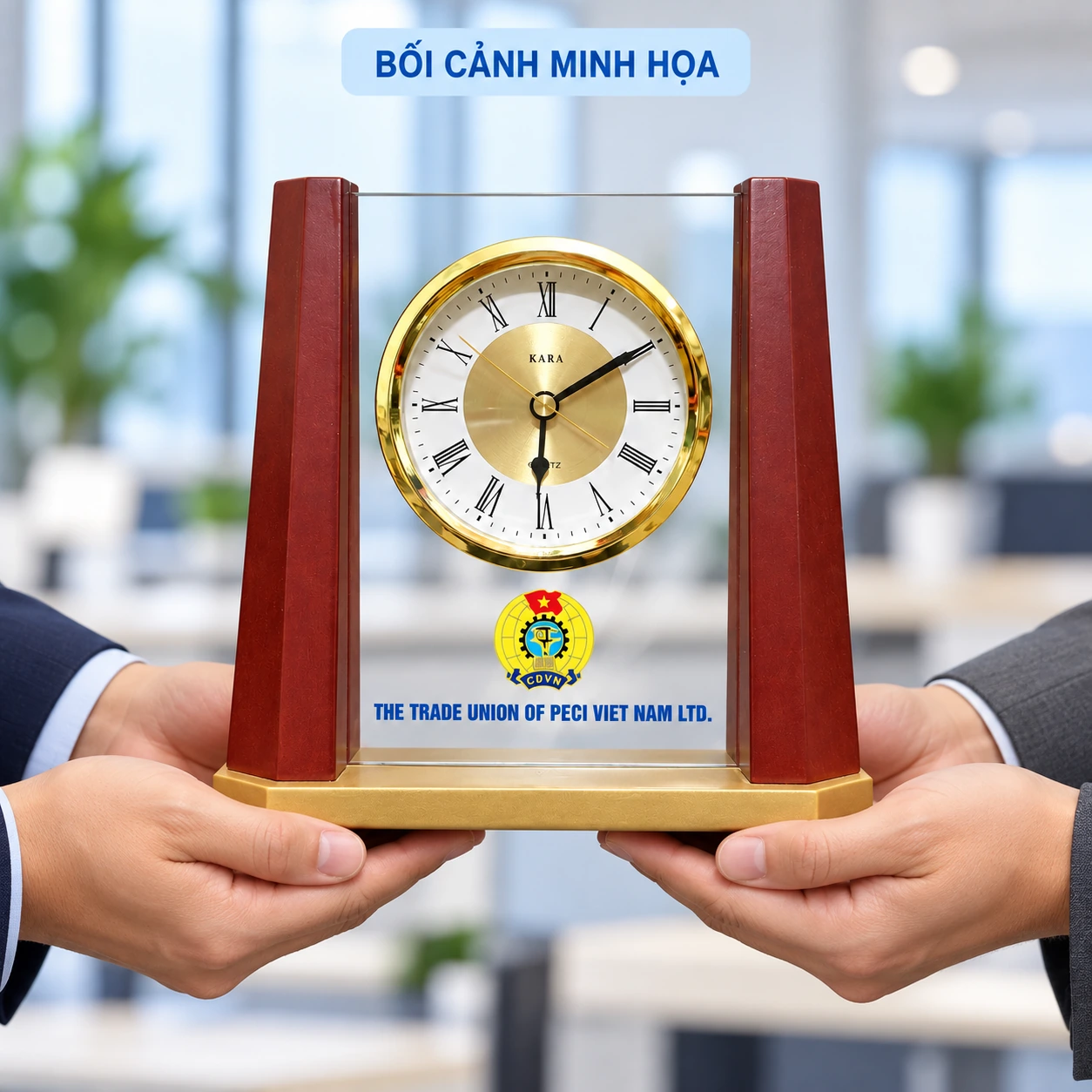 Bối cảnh minh họa trao đồng hồ gỗ 05, giữ hai trụ nâu đỏ, biểu trưng công đoàn và dòng tên PECI