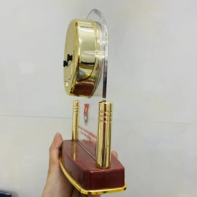Ảnh chụp nguồn Kashi BT5 góc nghiêng, giữ tấm vòm, mặt đồng hồ nhô, hai trụ màu vàng và đế nâu đỏ