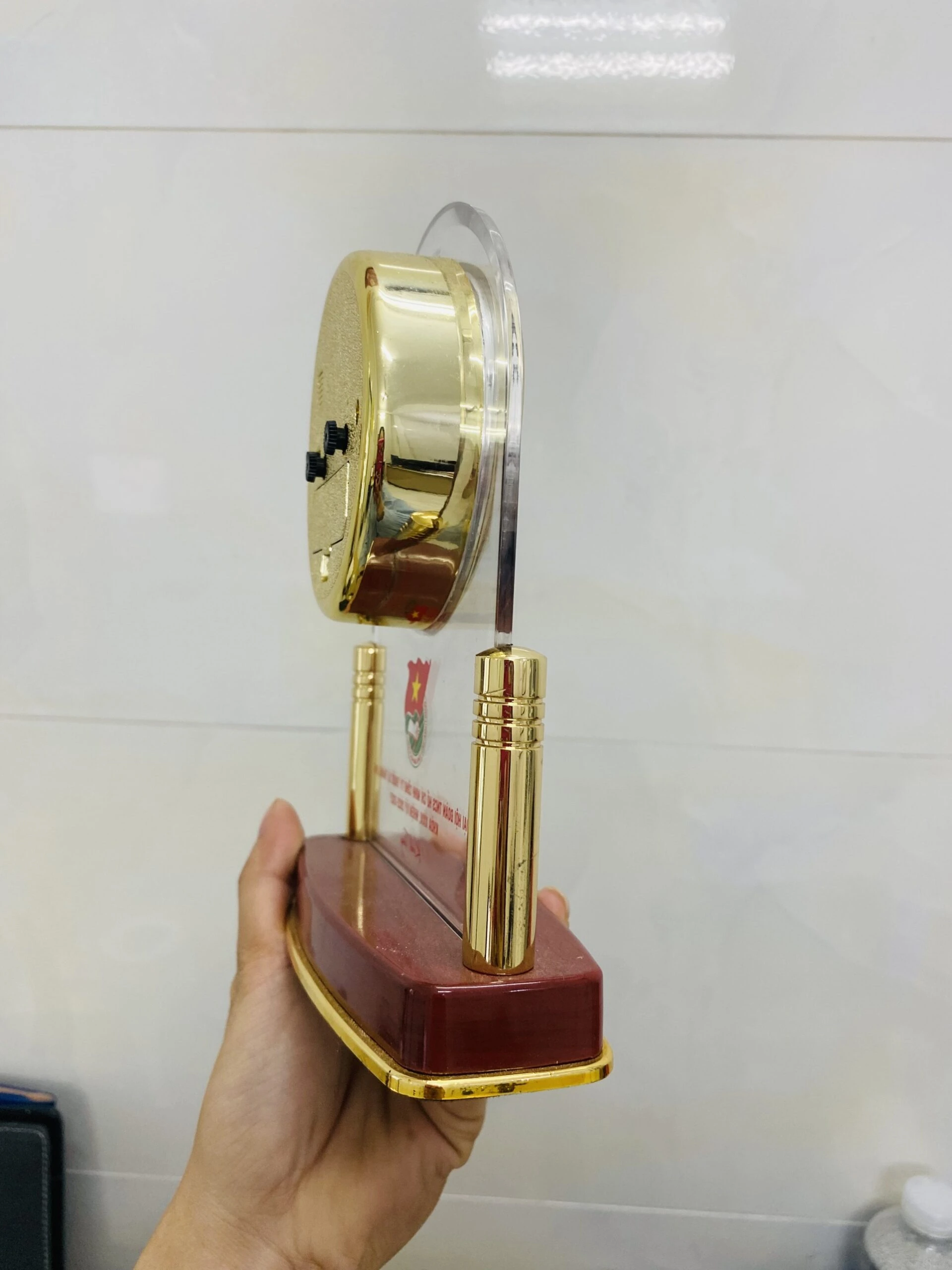 Ảnh chụp nguồn Kashi BT5 góc nghiêng, giữ tấm vòm, mặt đồng hồ nhô, hai trụ màu vàng và đế nâu đỏ