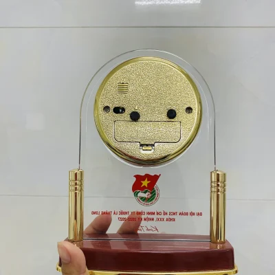 Ảnh chụp thật phía sau Kashi BT5, giữ cụm chỉnh, nắp phía sau và chữ nhìn ngược qua tấm trong