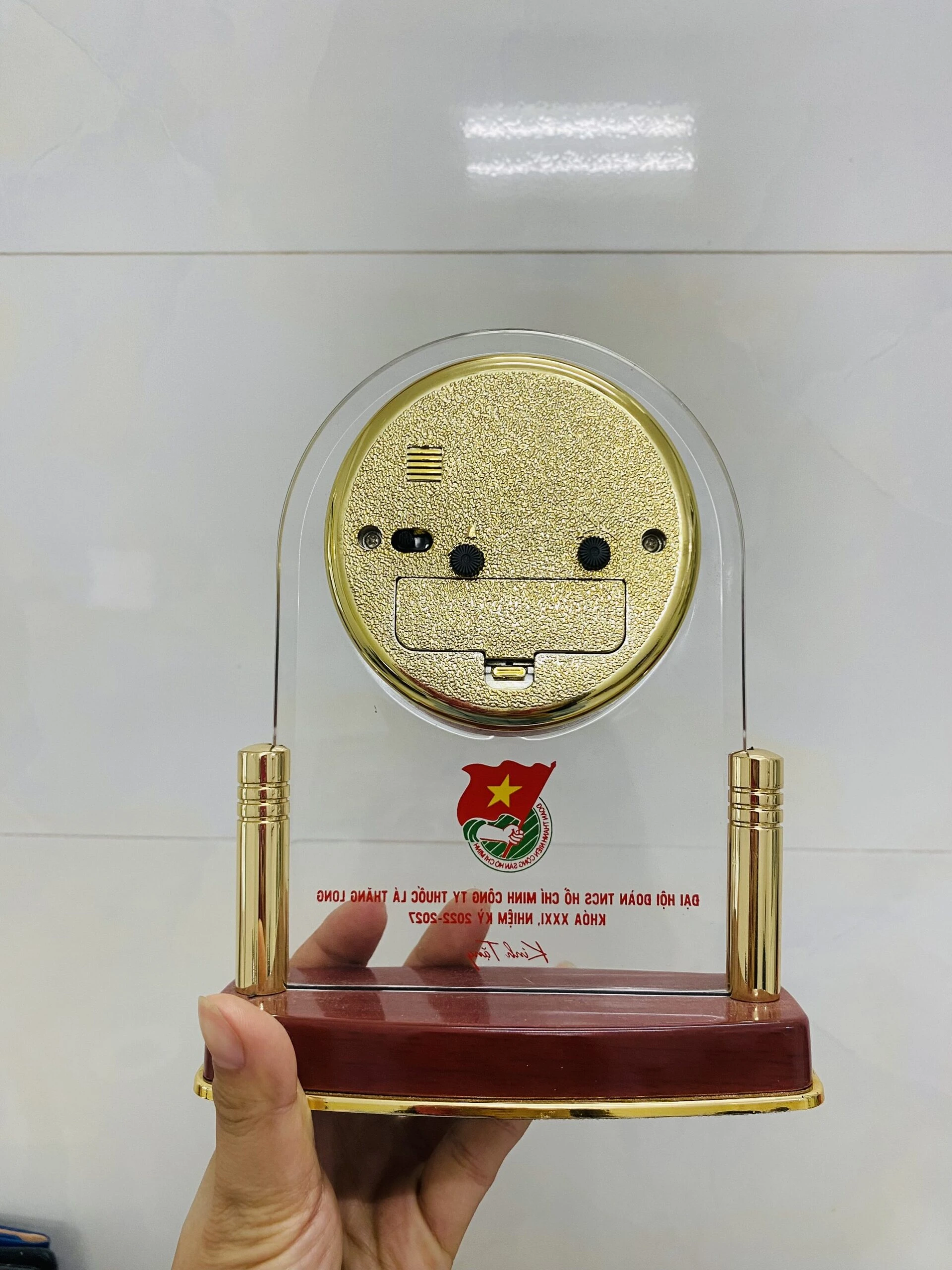 Ảnh chụp thật phía sau Kashi BT5, giữ cụm chỉnh, nắp phía sau và chữ nhìn ngược qua tấm trong