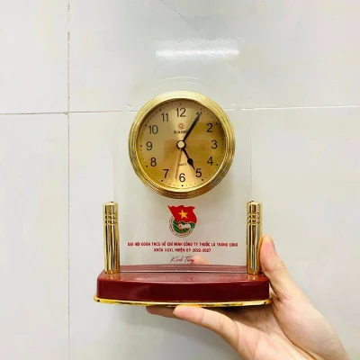 Ảnh chụp nguồn Kashi BT5 cầm tay, giữ huy hiệu, Đại hội Đoàn TNCS Hồ Chí Minh Công ty Thuốc lá Thăng Long, khóa XXXI, nhiệm kỳ 2022–2027 và Kính Tặng