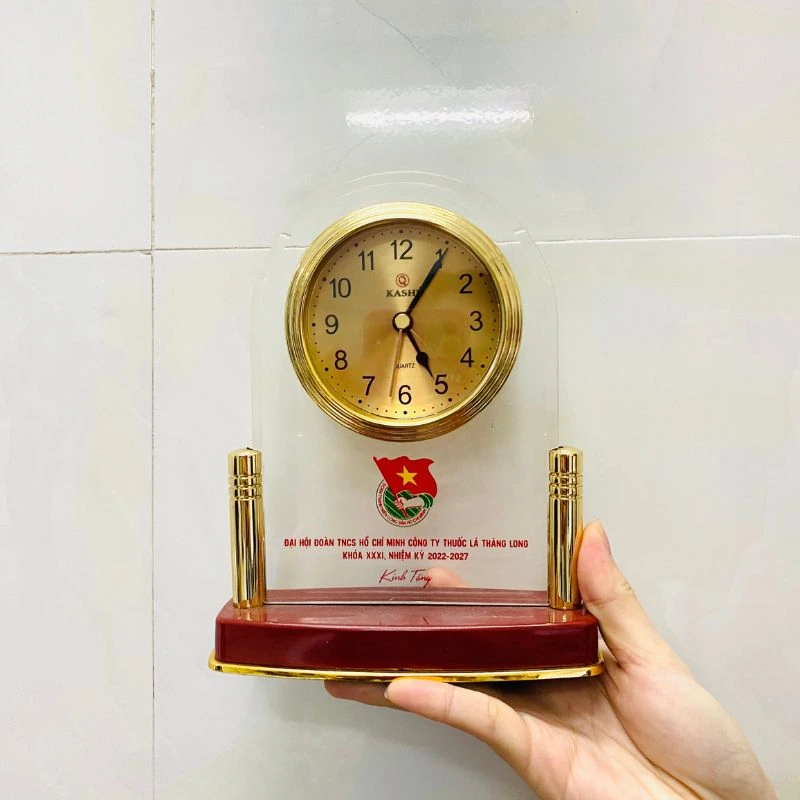 Ảnh chụp nguồn Kashi BT5 cầm tay, giữ huy hiệu, Đại hội Đoàn TNCS Hồ Chí Minh Công ty Thuốc lá Thăng Long, khóa XXXI, nhiệm kỳ 2022–2027 và Kính Tặng