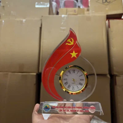 Ảnh chụp thật nguồn đồng hồ pha lê ngọn lửa cầm tay, giữ Đồn Biên phòng Hướng Phùng, lần thứ XVI và nhiệm kỳ 2025–2030