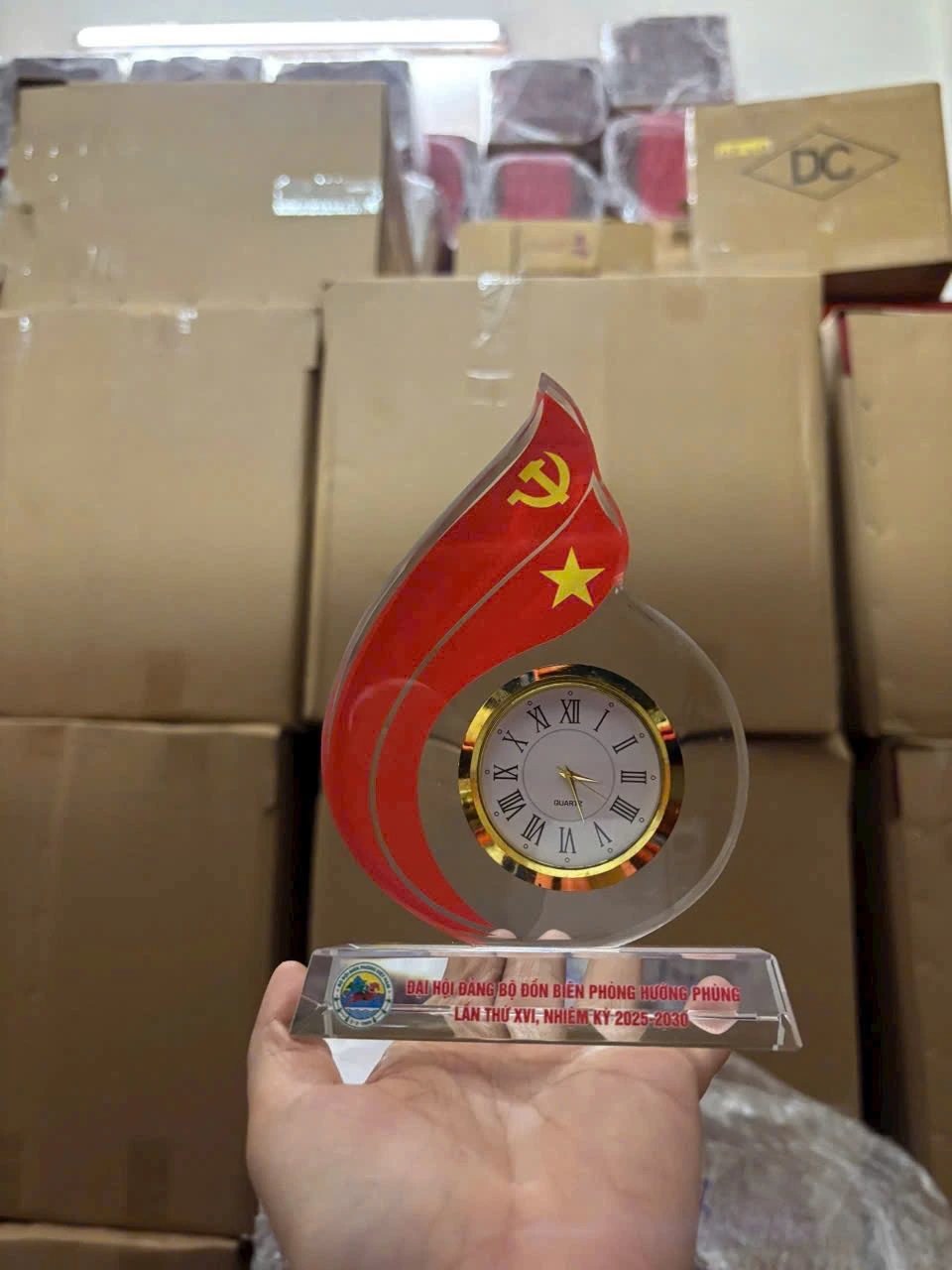 Ảnh chụp thật nguồn đồng hồ pha lê ngọn lửa cầm tay, giữ Đồn Biên phòng Hướng Phùng, lần thứ XVI và nhiệm kỳ 2025–2030