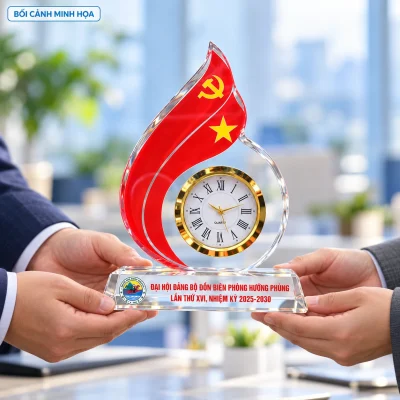Bối cảnh minh họa trao đồng hồ ngọn lửa hai dải, giữ biểu trưng Hướng Phùng và nhiệm kỳ 2025–2030 trên đế