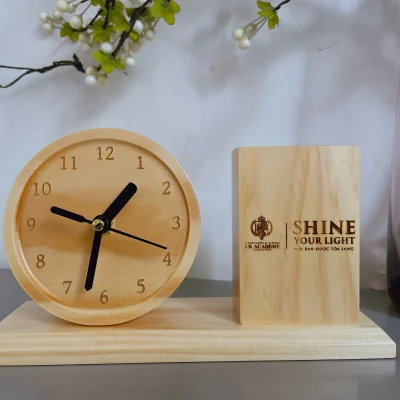 Ảnh chụp nguồn đồng hồ và ống bút gỗ trên đế chung, giữ UK Academy, Shine Your Light và Nơi bạn được tỏa sáng