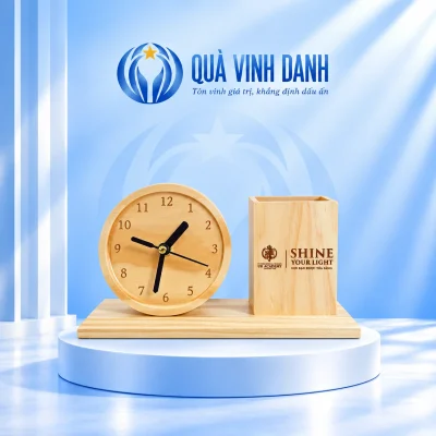 Minh họa đồng hồ kết hợp ống bút gỗ trên bục Quà Vinh Danh, giữ UK Academy, Shine Your Light và câu tiếng Việt, mặt giờ không thêm nội dung