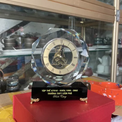 Ảnh thật nguồn đồng hồ PL01 trên hộp đỏ, giữ Tập thể A7K40 khóa 1999–2002 Trường THPT Cẩm Phả Kính Tặng