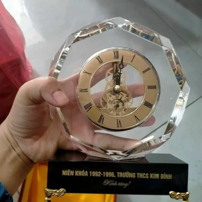 Ảnh thật nguồn đồng hồ PL01 giữ niên khóa 1992–1996 Trường THCS Kim Đình và Kính tặng trên đế đen