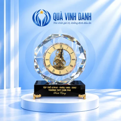 Minh họa đồng hồ pha lê tròn PL01 trên bục Quà Vinh Danh, giữ A7K40 khóa 1999–2002 Trường THPT Cẩm Phả Kính Tặng