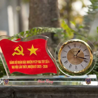 Ảnh chụp nguồn PL03 với hai huy hiệu ở đế, giữ tên Đoàn đặc nhiệm PCTP ma túy số 4, lần thứ V, nhiệm kỳ 2025–2030 và Kính Tặng