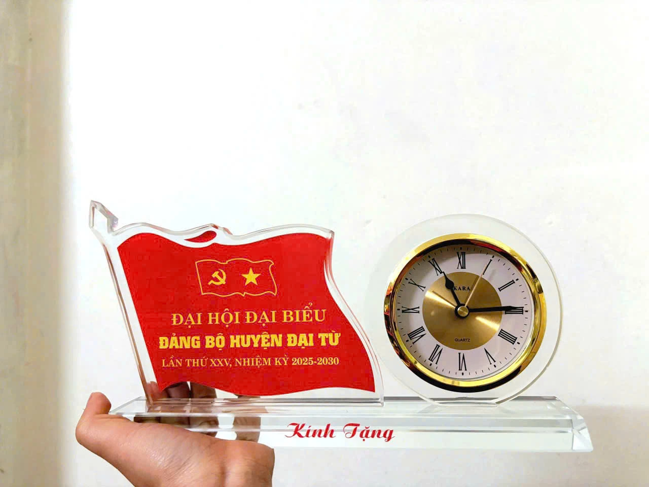 Ảnh chụp nguồn PL03 dáng cờ cầm tay, giữ Đại hội đại biểu Đảng bộ huyện Đại Từ, lần thứ XXV, nhiệm kỳ 2025–2030 và Kính Tặng