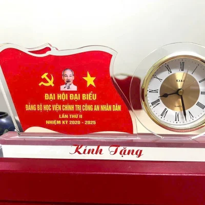 Ảnh chụp nguồn PL03 giữ chân dung, biểu tượng, tên Học viện Chính trị Công an nhân dân, lần thứ II, nhiệm kỳ 2020–2025 và Kính Tặng